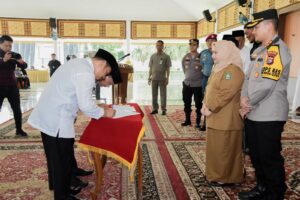 Bupati Bengkalis Serahkan SK Penyuluh Agama Da'i Desa se-Kabupaten Bengkalis
