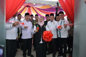 Bupati menggunting pita tanda peresmian kantor zis