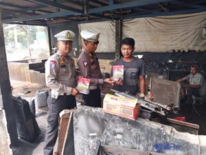 Jelang Pemilu 2024, Personil Ditlantas Polda Riau Sambangi Bengkel Radiator Sampaikan Pesan Pemilu Damai yang Berkeselamatan