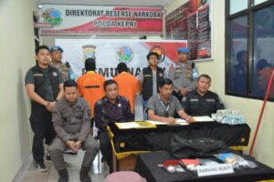 NARKOTIKA JENIS SABU SEBERAT 344.2 GRAM DIMUSNAHKAN OLEH DITRESNARKOBA POLDA KEPRI