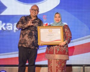 Bupati Kasmarni Terima Penghargaan Cakaplah Awards 2024