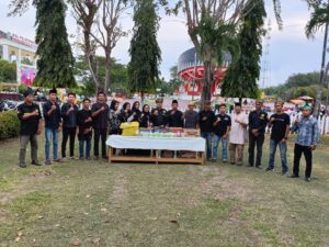Menjelang Buka puasa, Ormas Pasukan Kehormatan Negeri Berbagi Takjil kepada masyarakat pengguna jalan.