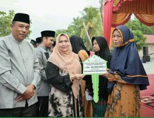 Baznas Bengkalis berikan bantuan kepada warga Kuala alam si saksikan oleh Bupati Bengkalis