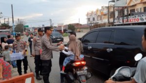 Pembagian Takjil Gratis Polsek Tenayan Raya Diserbu Ratusan Warga Meski Hujan Gerimis