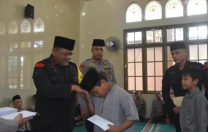 Dansat Brimob Polda Riau Santuni Anak Yatim Piatu dalam Momentum Ramadan