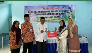 Ketua Baznas Bengkalis menyalurkan zakat sebesar Rp 10.000.000