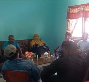 Warga dan Pemuda Datangi Kantor Kelurahan Pergam untuk meminta keterangan dugaan penggelapan dana tanaman kehidupan