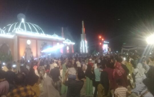 Opick menghibur warga kota Dumai melalui lagu Religius islami