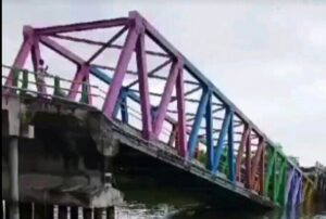 Jembatan Penghubung  Desa Gogok Dan Desa Alai  Kabupaten Kepulauan Meranti Ambruk
