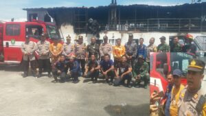AKP Faisal kapolsek Bengkalis meninjau  ke lokasi kapal yang terbakar 