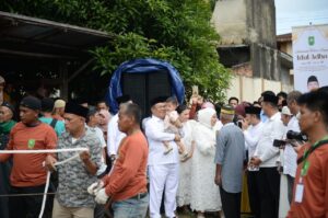 Pj Gubri bersama Warga Saksikan Penyembelihan Hewan Kurban Bantuan Presiden Jokowi di Pekanbaru
