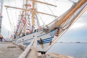 Berlabuh Di Kota Dumai, Ini Dia Kapal Legendaris KRI Dewaruci