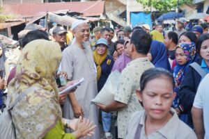 Gerak Cepat! Wako Salurkan Bansos untuk Pedagang Korban Kebakaran Pasar Pulau Payung