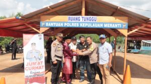 Polres Meranti Berikan Bantuan Ruang Tunggu Dikempang Penyebrangan Alai - Gogok