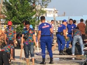 Peringati World Ocean Day Sat Polairud Polres Meranti Bersihkan Sampah Dilaut dan Pantai