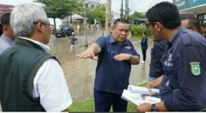 Gubri meninjau beberapa ruas jalan terkena banjir dan rusak