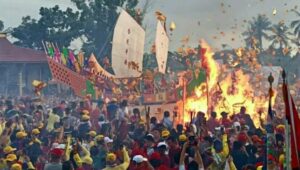 Wisatawan sangat antusias melihat pembakaran tongkang