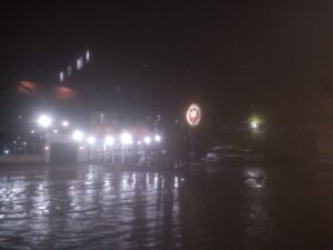 Sungguh cantik dan rupawan jalan arifin Ahmad Pekanbaru sebelah kiri tergenang air.