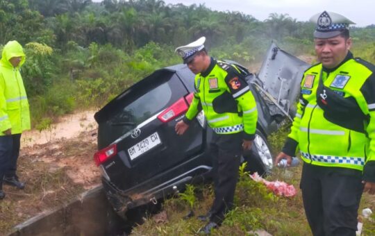 Mobil Inova masuk parit di jalan tol Pekanbaru