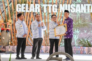 Keterangan foto;Walikota Dumai (H.Faisal) Terima penghargaan dari menteri 