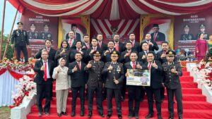 Aipda Suratmin Anggota Satnarkoba Polres Bengkalis terpilih mendapatkan hadiah tiket umroh dari Kapolres Bengkalis