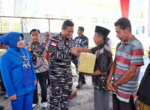 Lanal Dumai dan Pemkab Meranti Serahkan Sembako di Tebingtinggi Barat