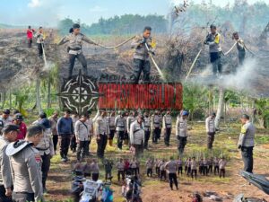 Tim Gabungan Masih Berjibaku Lakukan Pendinginan Karhutla di Desa Tanjung Kedabu