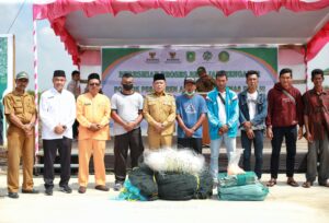 Bupati Asmar Serahkan Alat Tangkap Ikan untuk Kelompok Nelayan Rangsang Barat dan Rangsang Pesisir