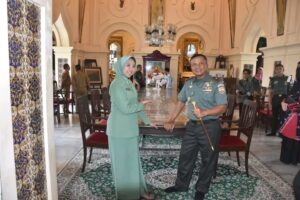 Melestarikan Warisan Budaya Danrem 031/WB beserta Rombongan Berkunjung ke Istana Siak.