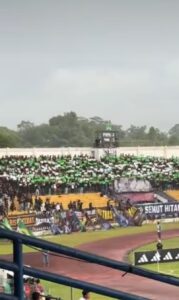 Ribuan suporter PSPS Pekanbaru bentang spanduk R.I.P tari selamatkan Tesso Nilo