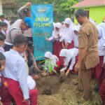 "Kapolsek Tapung Hulu 'Tanamkan' Cinta Lingkungan Sejak Dini, Green Policing Sentuh SD N 007, Siswa Antusias Tanam Pohon!" IMG-20251104-WA0018