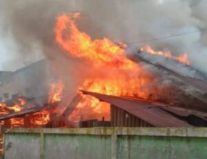 Rumah di belakang pasar sail ludes terbakar kerugian capai setengah miliar Rumah di belakang pasar sail ludes terbakar kerugian capai setengah miliar