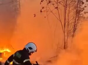 Kobaran api hanguskan tumpukan barang bekas Kobaran api hanguskan tumpukan barang bekas